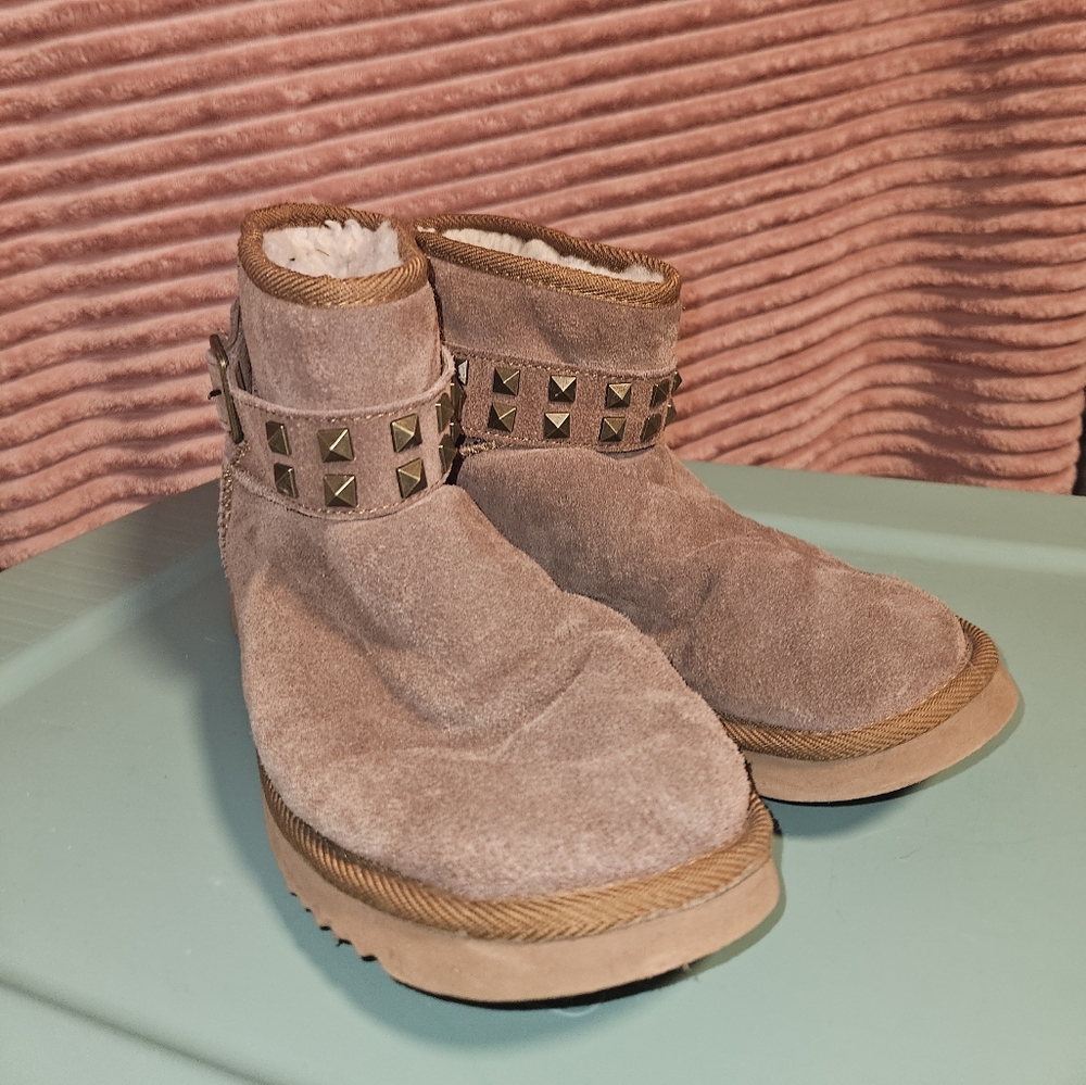 Cloud nine sheepskin stud boots